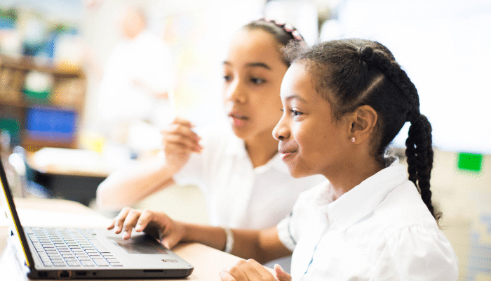 girls-on-computer